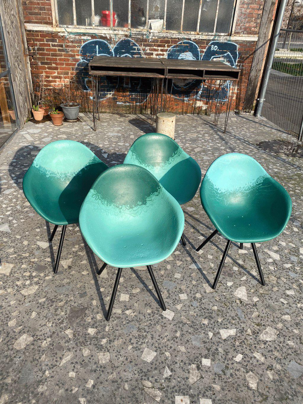 Lot de 4 Gravêne 7.5 en plastique recyclé, pied noir ou gris (au choix)-Bluedigo