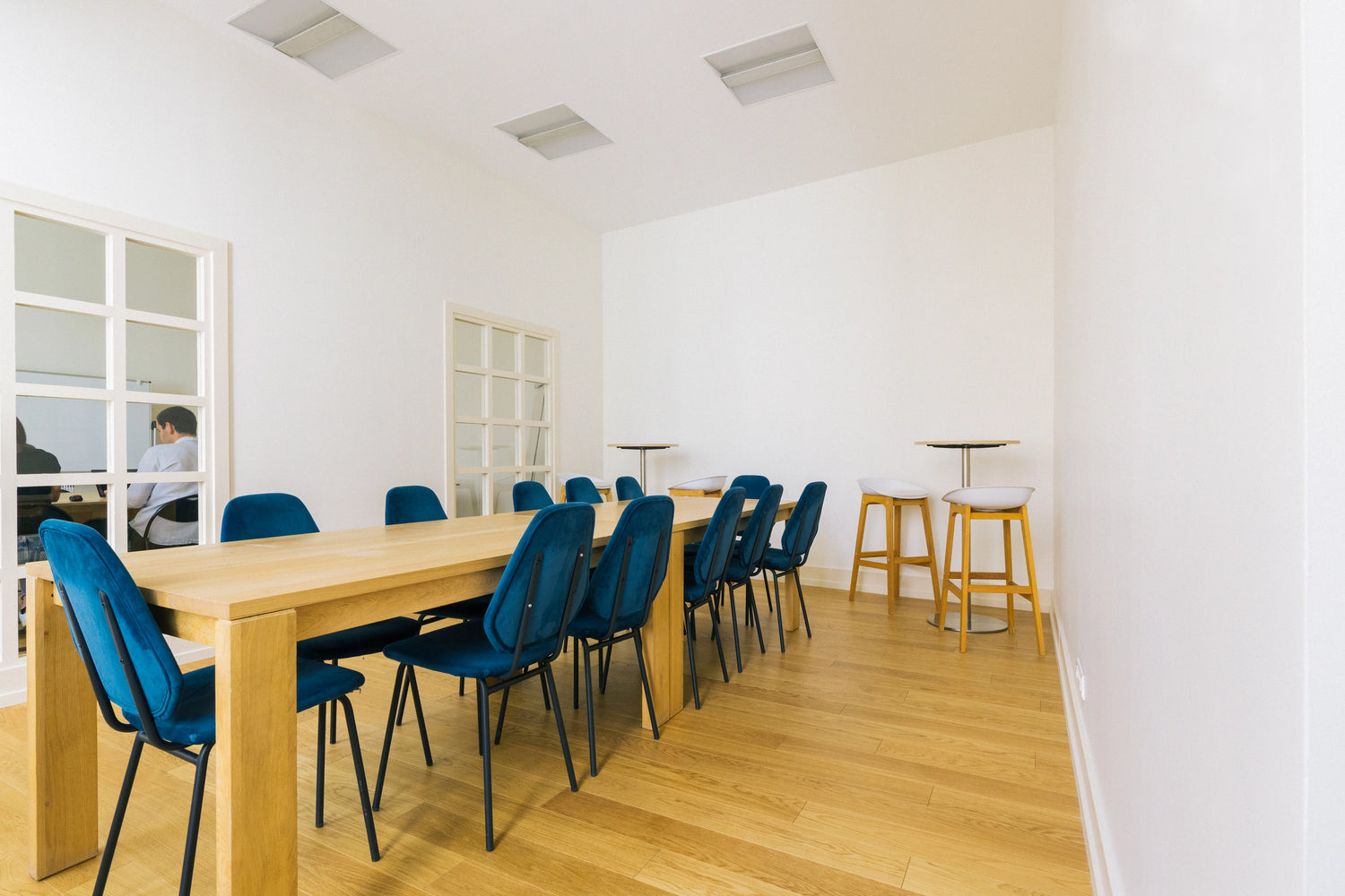 Aménagez des espaces de réunion avec des tables reconditionnées