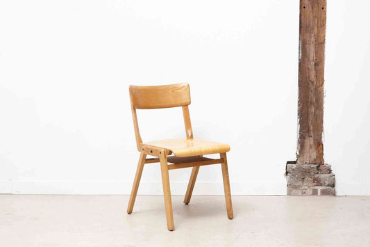 Chaise vintage empilable en bois clair-Bluedigo