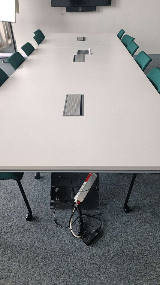 GRANDE TABLE DE RÉUNION STEELCASE-Bluedigo